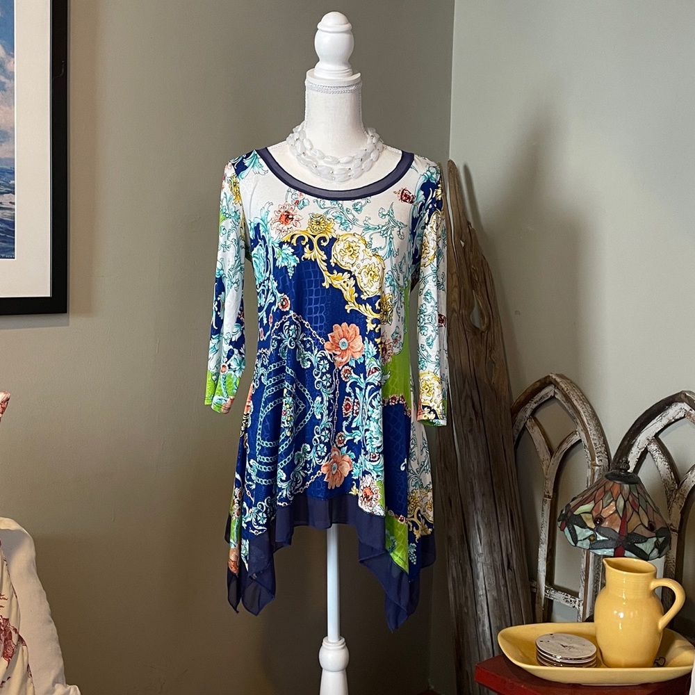 Mesmerize - Floral, Asymmetric Hem Tunic Top NWOT